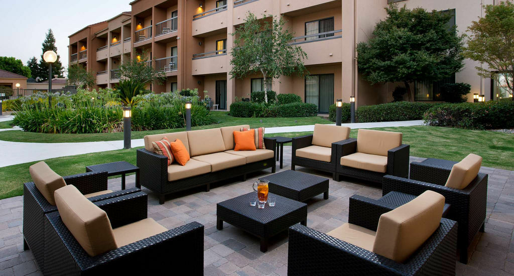 Courtyard By Marriott Bakersfield Hotel Exterior photo